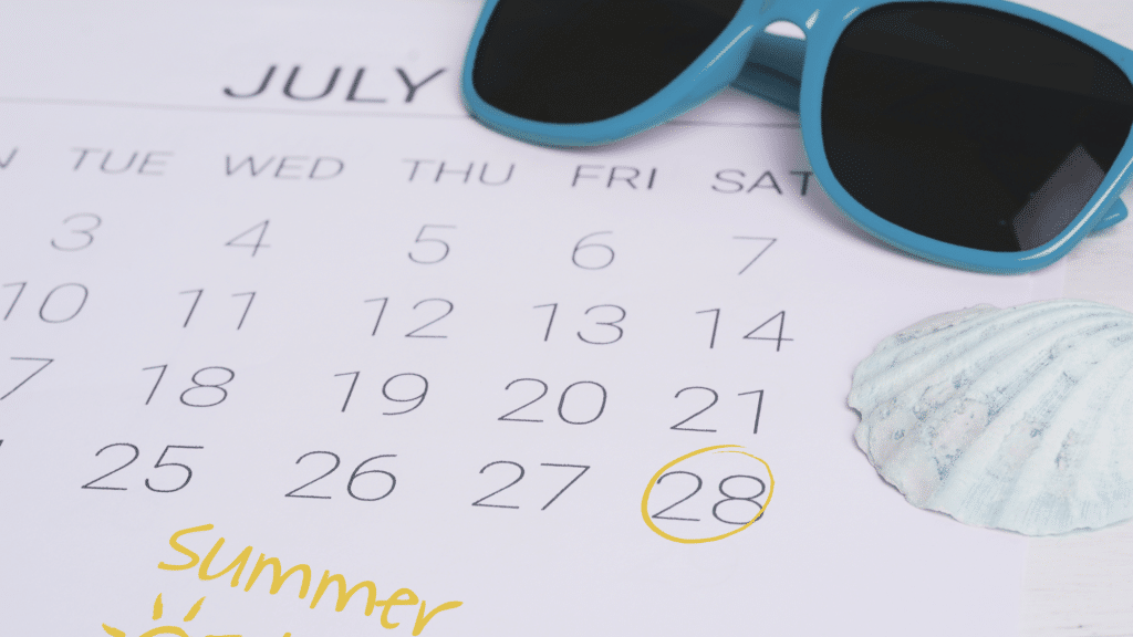 Calendar with sunglasses and a seashell